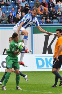 Ondrej Smetana (Hansa Rostock) im Duell mit Torwart Daniel Wagner (Stuttgarter Kickers)