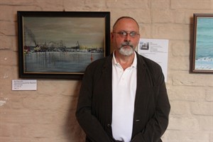 Ralf Borschke vor seinem Bild „Abendstimmung auf der der Hanse Sail“ 