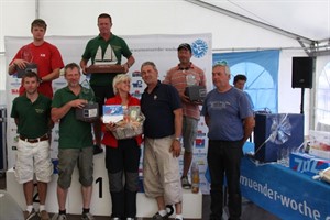 Siegerehrung Kuttercup: Platz 3: Hubert Zisch, Platz 2: Malte Sauerbrey, Platz 1: Joachim Engbers (mit Besatzung)