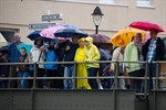 Das Publikum verfolgt auch bei Regen das Warnemünder Drachenbootrennen 2012