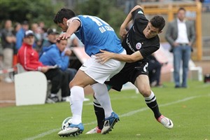 Elton da Costa (SV Darmstadt) im Duell mit Edisson Jordanov (Hansa Rostock)