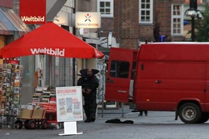 Der Entschärfer vom Munitionsbergungsdienst vor der Targobank