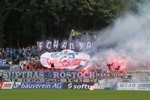 Hansa Rostock vs. SV Darmstadt 98 - Bengalos im Gästeblock