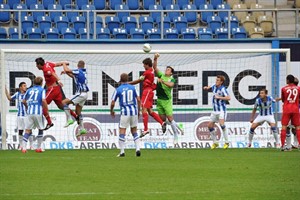 Hansa-Torwart Kevin Müller rettet vor dem Babelsberger Kapitän Daniel Reiche