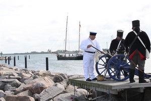 Kanoniere vom „Ersten Historischen Traditions- und Artillerie-Corps Kyritz e.V.“ bei der Hanse Sail 2012