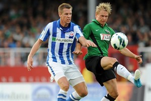 Johan Plat (Hansa Rostock) im Zweikampf mit Kevin Schöneberg (Preußen Münster)