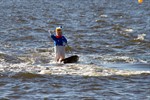 Ein kleiner Donald Duck düst auf Wasserski durchs Segelstadion