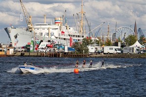 Wasserski im Segelstadion während der Hanse Sail