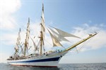 „Mir“ bringt Windjammer-Flair nach Warnemünde