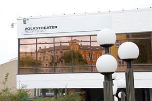 Der Ballettsaal bestimmt die Außenansicht des Großen Hauses an der Doberaner Straße und erstrahlt frisch in Weiß