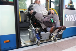 Bruno Olms kann ohne Probleme ein- und wieder aussteigen. Der Bus und die Kante sind auf gleicher Höhe