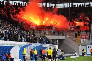 Pyrotechnik sorgte zu Beginn der zweiten Hälfte für eine kurze Verzögerung