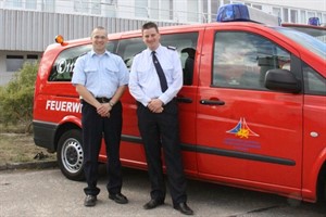 Jan Lehwald und Thomas Ebeling vor dem neuen Mannschaftstransportfahrzeug 