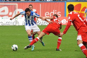 Nils Quaschner (Hansa Rostock) im Duell mit Sebastian Neumann (VfL Osnabrück)