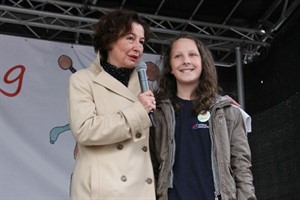 Karina Jens und Kinderbürgermeisterin Gerda