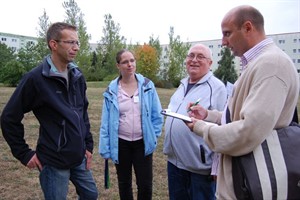 Dierkows Stadtteilmanager Christian Hanke (re.) und RGS-Projektleiter Thorsten Gebhards (li.) sind bei einem Rundgang zu Bürgerprojekten für 2013 mit den Anwohnern Antje Dombrowski und Dieter Teßnow ins Gespräch gekommen.