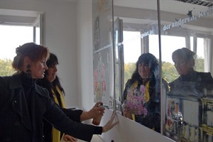 Julia Theek und Elisabeth Prommer beim Feinschliff des neuen Juwels im Büro