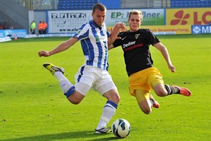 Manfred Starke (Hansa Rostock) im Duell mit Fabian Baumgärtel (Alemannia Aachen)