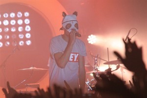 Pandarapper Cro bei seinem Konzert im Rostocker Moya