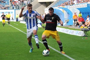 Tom Weilandt (Hansa Rostock) im Duell mit Christian Weber (Alemannia Aachen)