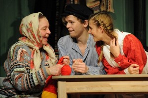 Undine Cornelius (Krösa-Maja), Simon Jensen (Michel) und Bettina Burchard (Klein-Ida) im Volkstheater Rostock