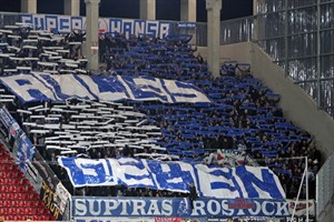 „Alles geben“ - Hansa-Fans beim Flutlichtspiel in Offenbach