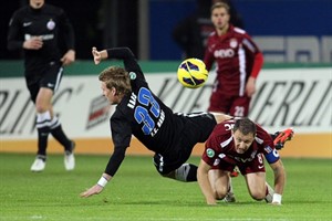 Leonhard Haas (Hansa Rostock) im Duell mit Sead Mehic (Kickers Offenbach)