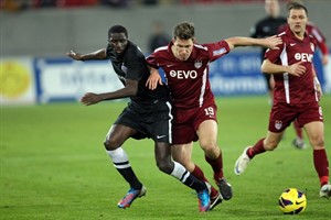 Noёl Alexandre Mendy (Hansa Rostock) im Duell mit Nicolas Feldhahn (Kickers Offenbach)