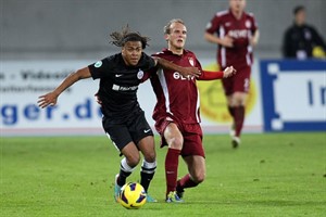 Ronny Marcos (Hansa Rostock) im Duell mit Julius Reinhardt (Kickers Offenbach)