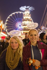 Weihnachtsmarktbesucher Nele und Kara