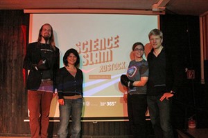 Die Teilnehmer des zweiten Rostocker Science Slams: Pascal Zurek, Pantea Bashi, Isabella Kratzer und Gerald Bieber