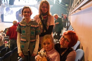 Henriette, Luca, Sarah und Kati Riffert nach der Show