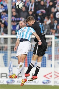 Marco Grüttner (Stuttgarter Kickers) im Kopfballduell mit Michael Blum (Hansa Rostock)