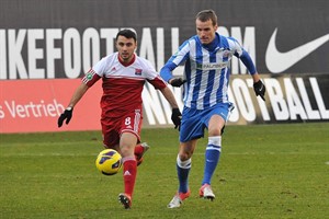 Ondrej Smetana (Hansa Rostock) im Duell mit Yasin Yilmaz (SpVgg Unterhaching)