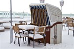 Eingeschneiter Strandkorb in Warnemünde