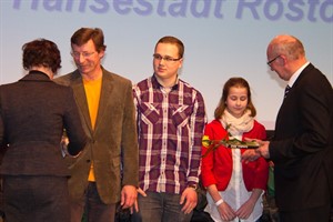 Sportakrobaten Hermann Krieg und Marie Herbrich mit ihrem Trainer Holger Genkel vom SV Warnemünde haben 2012 am Jugendmeeting in Puerto Rico teilgenommen