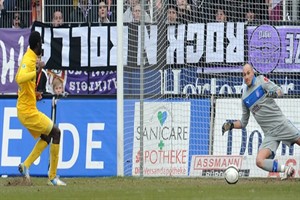 Hansa Rostock - VfL Osnabrück: Noёl Alexandre Mendy bringt Hansa per Strafstoß in Führung