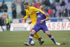 Hansa Rostock - VfL Osnabrück: Michael Blum im Zweikampf mit Timo Staffeldt