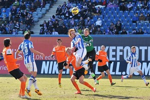 Ken Leemans (Hansa Rostock) im Duell mit Darmstadt-Keeper Jan Zimmermann