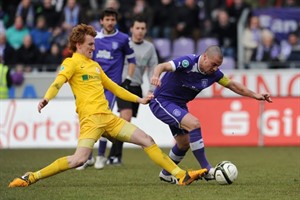 Ken Leemans (Hansa Rostock) im Duell mit Timo Staffeldt (VfL Osnabrück)