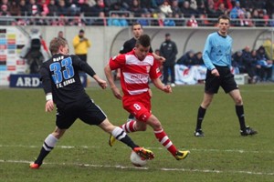 Leonhard Haas (Hansa Rostock), hier im Duell mit dem Ex-Rostocker Björn Ziegenbein (Hallescher FC), sah heute die Rote Karte