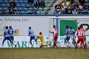 Ein Eigentor von Leonhard Haas (Hansa Rostock) bringt Heidenheim in Führung