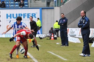 Kapitän Sebastian Pelzer (Hansa Rostock) im Duell mit Robert Strauss (Heidenheim)