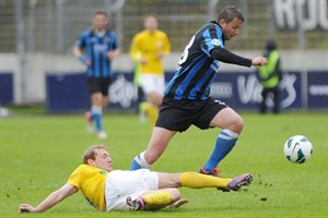 Ben Zolinski (Hansa Rostock) versucht Marcel Ziemer (1. FC Saarbrücken) zu stoppen