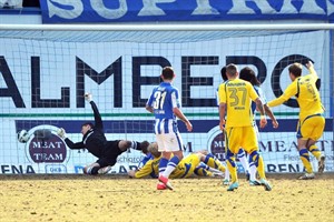 Manuel Hornig bringt Arminia Bielefeld nach einem Freistoß mit 2:0 in Führung - Hansa-Torwart Johannes Brinkies ist machtlos