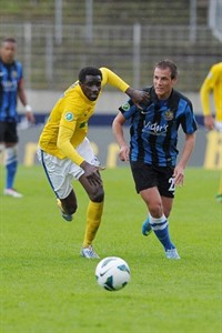 Noёl Alexandre Mendy (Hansa Rostock) im Zweikampf mit Manuel Stiefler (1. FC Saarbrücken)