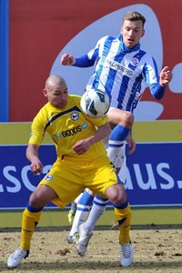 Tom Weilandt (Hansa Rostock) im Duell mit Philipp Riese (Arminia Bielefeld)