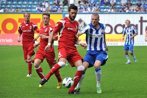 Manfred Starke (Hansa Rostock) im Duell mit Marko Kopilas (Rot-Weiß Erfurt)