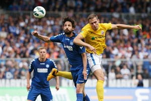 Maurice Trapp (Hansa Rostock) im Kopfballduell mit Martin Stoll (Karlsruher SC)