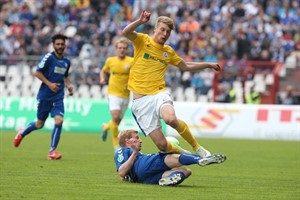 Michael Blum (Hansa Rostock) wird von Philipp Klingmann (Karlsruher SC) gestoppt